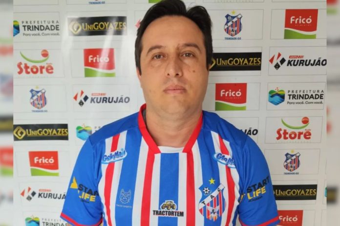 foto do treinador do trindade, raphael miranda