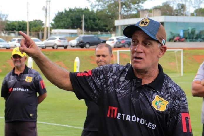 foto do treinador celso teixeira, novo comandante do Morrinhos