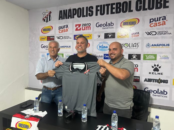 FOTO DO TÉCNICO GABARDO JÚNIOR EM APRESENTAÇÃO NO ANÁPOLIS FUTEBOL CLUBE