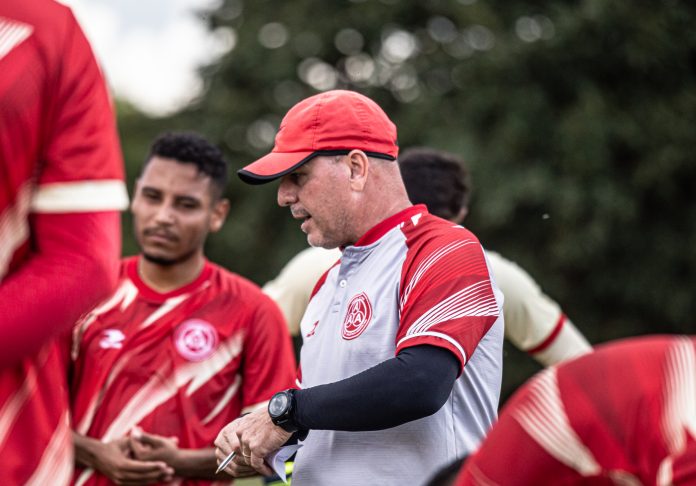 foto do treinador cléber gaúcho, demitido da Anapolina