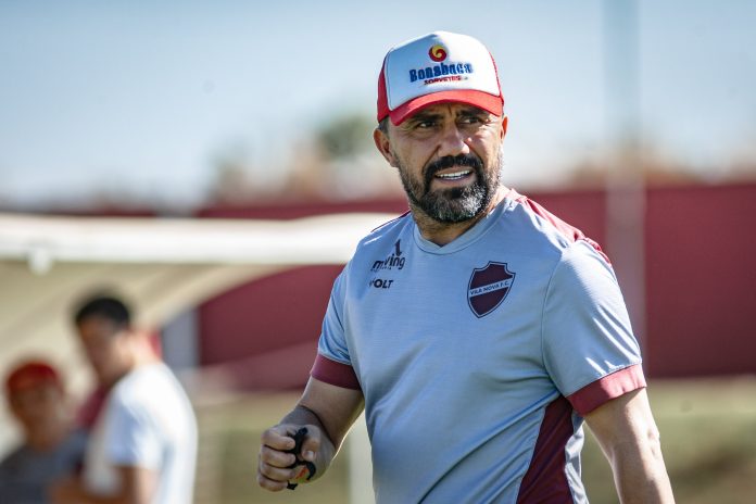 foto do técnico luizinho lopes