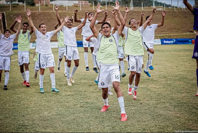 foto dos jogadores do estrela comemorando