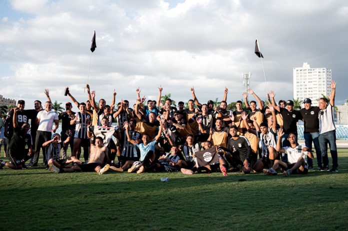 foto do time do goiânia comemorando acesso no sub-20
