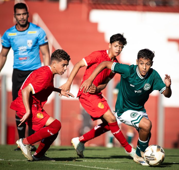 foto de clássico entre goiás x vila nova no sub-13