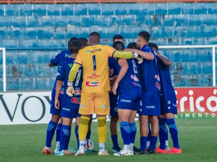 foto do time do goianésia esporte clube em partida pela série d