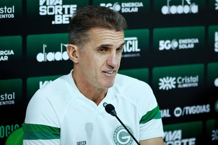 foto do vagner mancini, técnico do goiás esporte clube