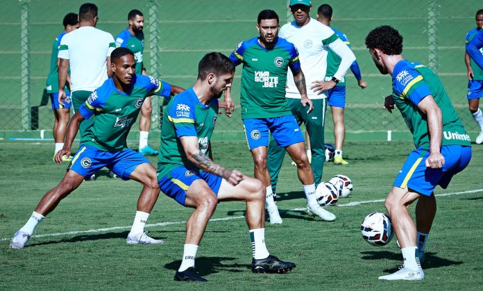 foto de treino do goiás para a série b 2025