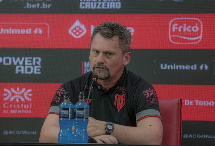 foto do técnico fábio matias do atlético clube goianiense