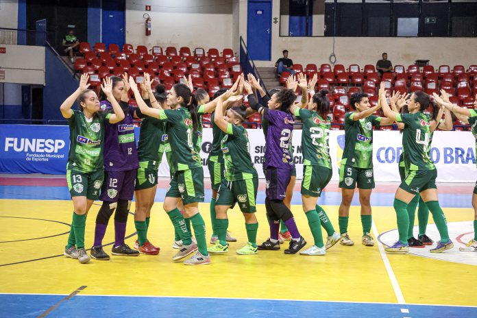 FOTO DA EQUIPE DO CLUBE RESENHAS COMEMORANDO NA LIGA FEMININA DE FUTSAL