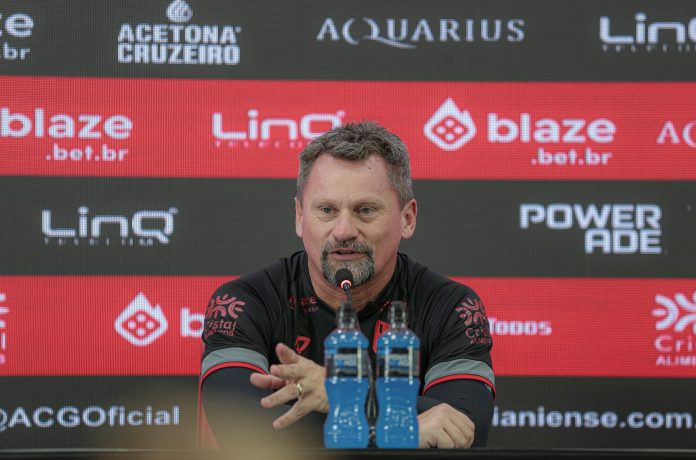 foto do técnico fábio matias, do atlético goianiense, antes de encarar o paysandu