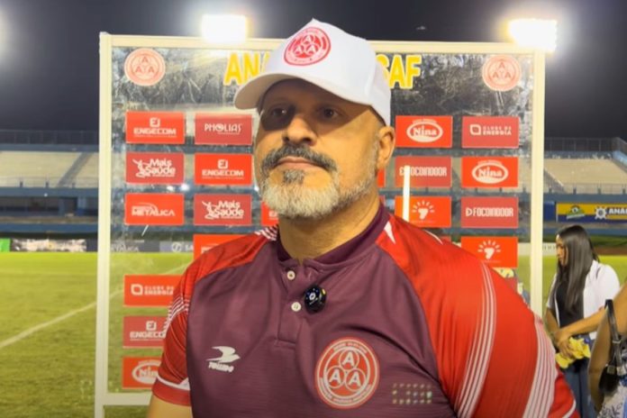 foto do treinador flávio tanajura, da anapolina