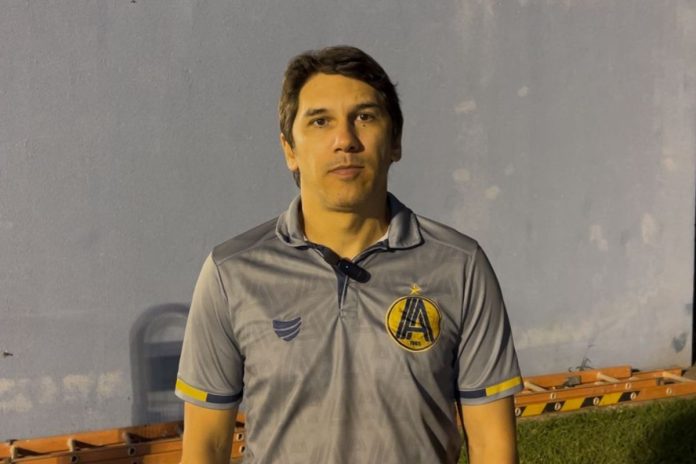 foto do técnico lúcio flávio da aparecidense
