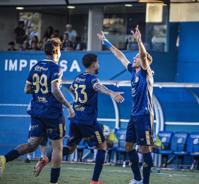 FOTO DE JOGADORES DA APARECIDENSE EM JOGO PELA SÉRIE D