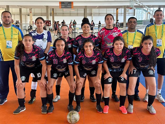foto do time feminino sub-18 do cepmg pedro ludovico teixeira