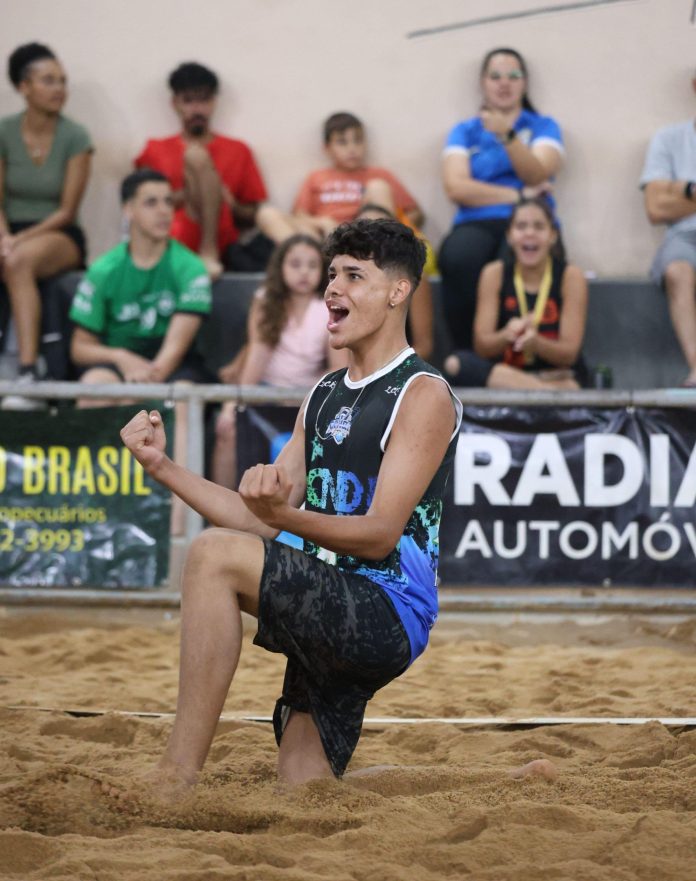 foto de competidor comemorando no vôlei de areia na copa san beach