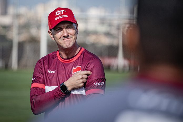 paulo turra durante treino do vila nova futebol clube
