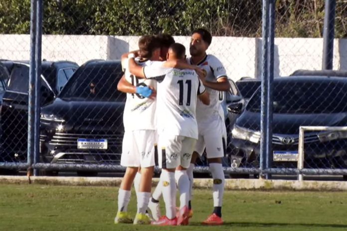 aparecidense comemorando gol contra o maricá