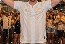 Com novo escudo, CRAC apresenta camisa da virada; veja fotos