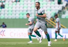 Em jogo marcado pela chuva e adiamento, Goiás goleia o Centro Oeste e entra no G-4