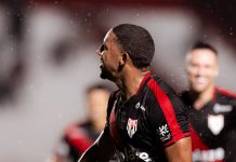Com dois de Léo Jacó, Atlético vence o Inhumas e dorme na liderança do Goianão