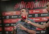 Adson elogia Atlético e rebate críticas para arbitragem sobre possível pênalti para o Vila: “nem falta foi”