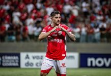 Prestes a completar 100 jogos pelo Vila, João Vieira se declara ao clube: “Grande identificação”