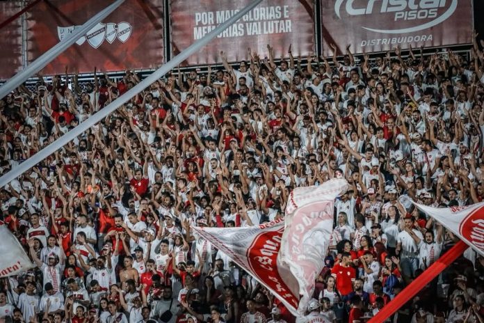 Torcida do Vila Nova- Foto Roberto Corrêa