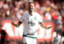 Com dois de Anselmo Ramon, Goiás vence o Atlético, cala o Accioly e abre vantagem para o título