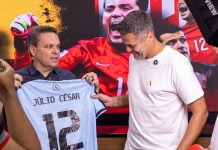 Ex-Seleção Brasileira, goleiro Júlio César é o novo embaixador do Atlético-GO