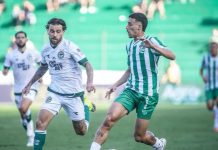Com dois a menos e um gol contra, Goiás é derrotado pelo Juventude e perde a primeira em 2026