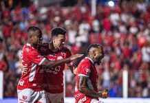 Em jogo quente, Vila Nova derruba invencibilidade do Operário-PR e assume liderança da Série B