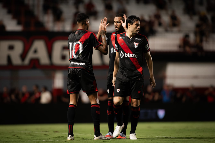 O Atlético Goianiense venceu o Avaí por 2 a 1, neste domingo (26), no estádio Antônio Accioly, em Goiânia, e ganhou fôlego na tabela.