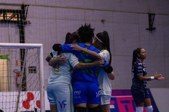 O Resenhas entra em quadra nesta sexta-feira (1º), às 16h, para enfrentar o Patinhas Futsal-PR, pela 3ª rodada da Liga Feminina de Futsal.