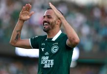 Anselmo Ramon sai do banco, marca e Goiás com um a menos vence o Vila Nova no Derby do Cerrado