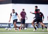 Eduardo Souza deve mandar Atlético-GO com três zagueiros diante do Goiás; veja escalação