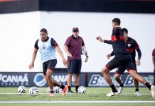Eduardo Souza deve mandar Atlético-GO com três zagueiros diante do Goiás; veja escalação