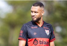 Com dores musculares, Gustavo Coutinho vira dúvida no Atlético-GO para o clássico contra Goiás