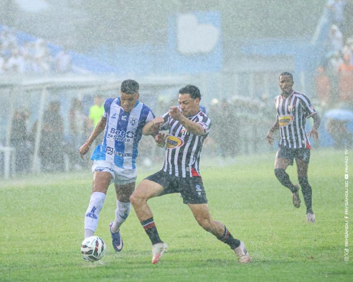 Em partida que ficou paralisada por quase uma hora pela forte chuva que inundou o campo do Estádio da Curuzu, o Anápolis perdeu por 2 a 1 para o Paysandu