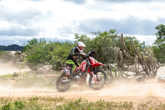 A goiana Bárbara Neves será a representante de Goiás no Rally Minas Brasil 2026, que começa nesta quarta-feira (13) e segue até domingo (17), em Araxá, no Triângulo Mineiro.