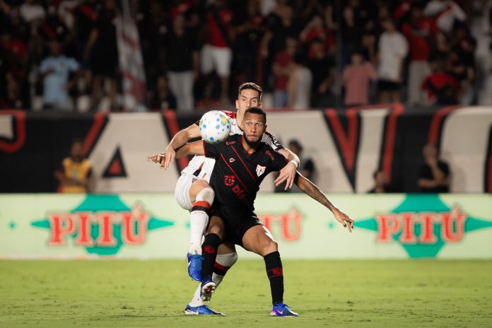 Diante de sua torcida, o Atlético-GO pressionou o Athletico-PR durante o segundo tempo inteiro, mas não conseguiu sair do 0 a 0 e foi castigado nos pênaltis.