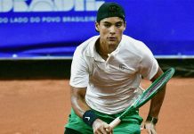 Guto Miguel estreia com vitórias na chave simples e de duplas do Challenger de Santos Guto Miguel bate compatriota e avança ás oitavas em Santos