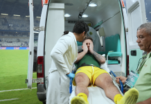 Com suspeita de fratura, Tadeu deixa Mineirão de ambulância e gera preocupação no Goiás