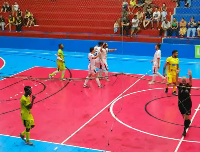 Thayson comemora gol na final.