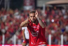 Em jogo emocionante de sete gols, Vila Nova vence o Náutico e volta à liderança da Série B