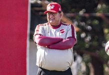 Guto Ferreira diz que liderança dá tranquilidade ao trabalho no Vila, mas quer evitar: “acomodação”