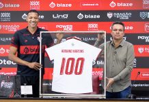 Em homenagem, Adson sinaliza renovação de Adriano Martins em caso de acesso