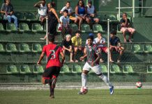 Atlético-GO sofre um gol em cada tempo e perde para o Fluminense