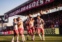 Com golaço de falta, Vila Nova vence o Atlético-GO e cala o Accioly