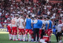 Após vitória no clássico, Vila Nova recebe lanterna Ponte Preta para seguir na terceira posição