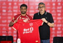 Com bagagem internacional ao lado de Iniesta, Lincoln é apresentado no Vila: “pronto para atuar”